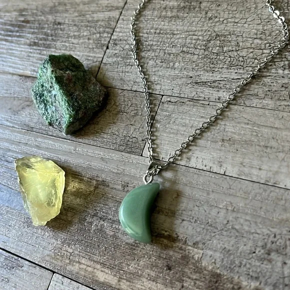 NWT Natural Green Jade moon shaped charm pendant stone necklace silver chain new - Picture 2 of 4